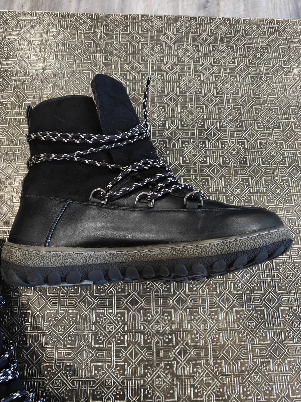 Wanderlust Danette Black Winter Ankle Boots with Gray Shearling Cuff Size 10